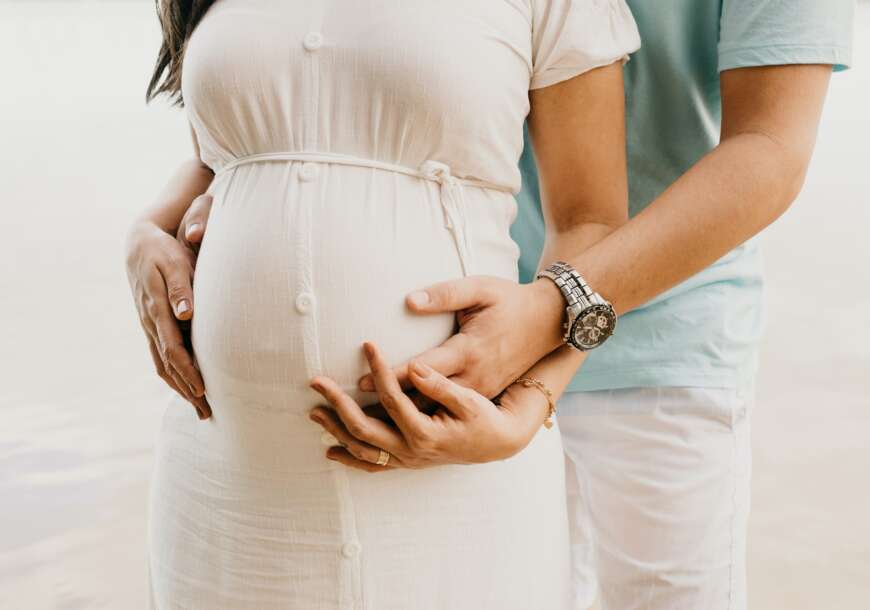 people&baby - femme enceinte avec son mari dans les bras- reconnaissance anticipée